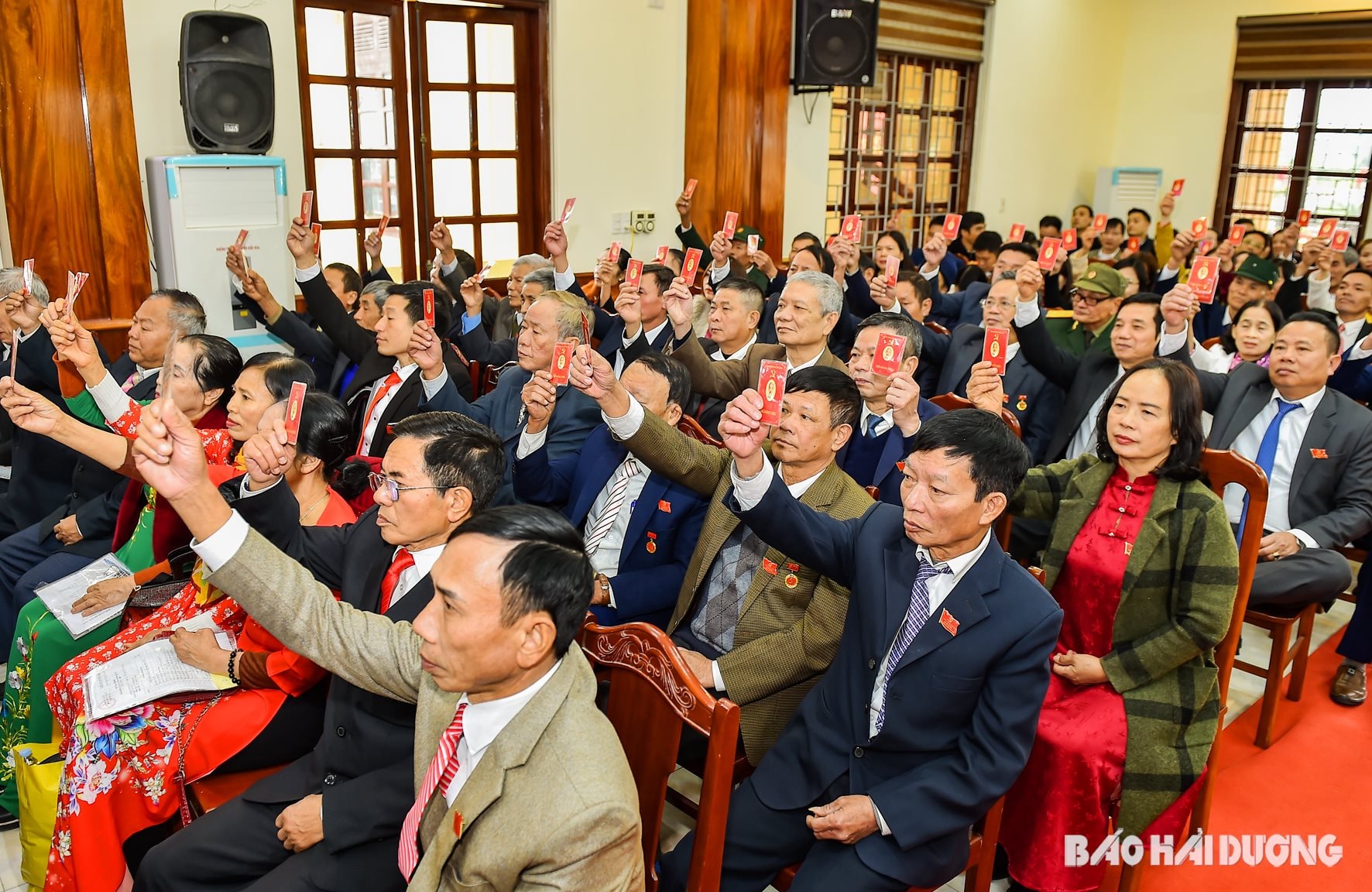 Các đại biểu biểu quyết bầu Đoàn Chủ tịch điều hành Đại hội