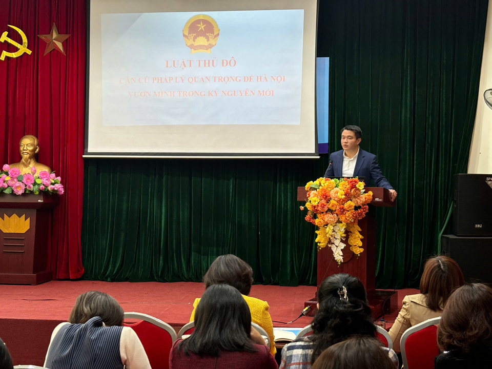 El jefe del Comité Jurídico del Consejo Popular de Hanoi, Duy Hoang Duong, presentó y difundió las resoluciones del Consejo Popular de Hanoi sobre la implementación de la Ley de la Capital.