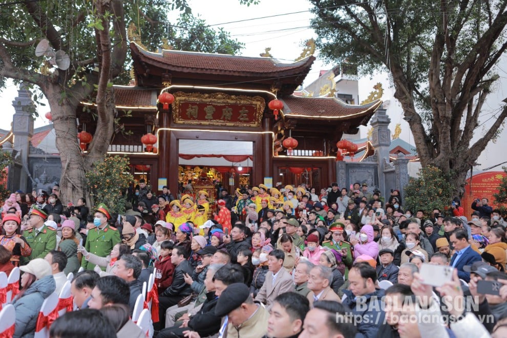 The Cannon Festival attracts a large number of people and tourists to attend.