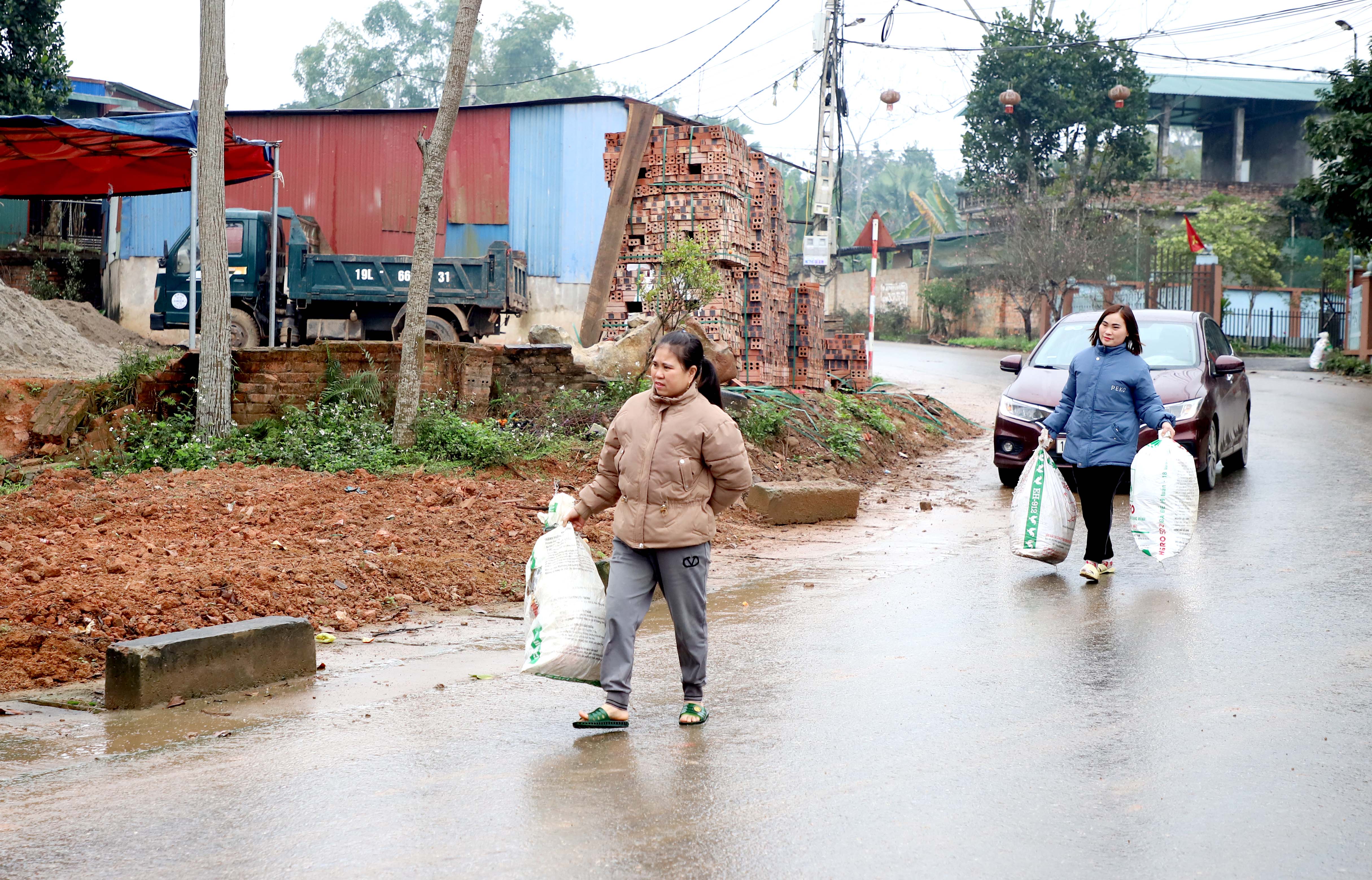 Dong Thanh village bright, alley clean