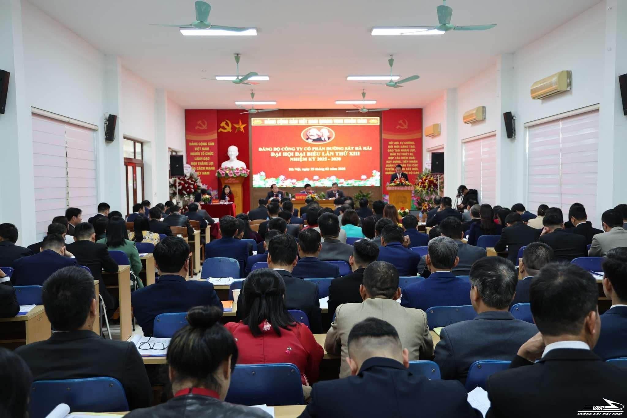 ประสบความสำเร็จในการจัดงานประชุมตัวอย่างที่คณะกรรมการพรรคของบริษัทอสังหาริมทรัพย์ฮ่าไห่จำกัด