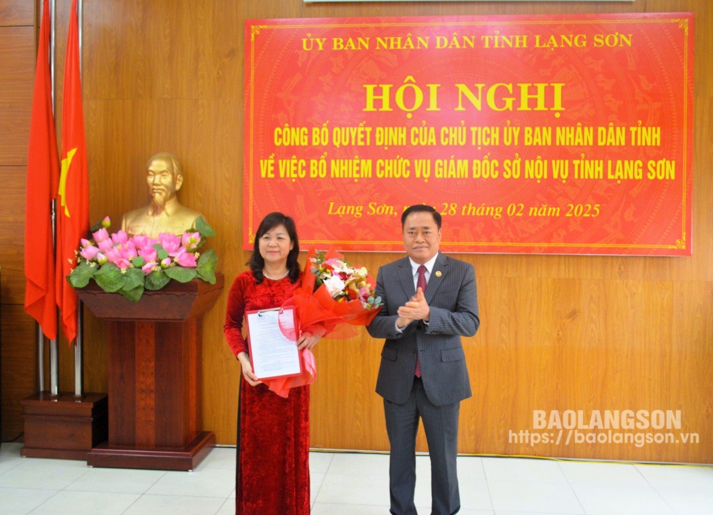 Comrade Ho Tien Thieu, Deputy Secretary of the Provincial Party Committee, Chairman of the Provincial People's Committee, presented the decision to appoint the position of Director of the Department of Home Affairs to comrade Hoang Thi Hien.