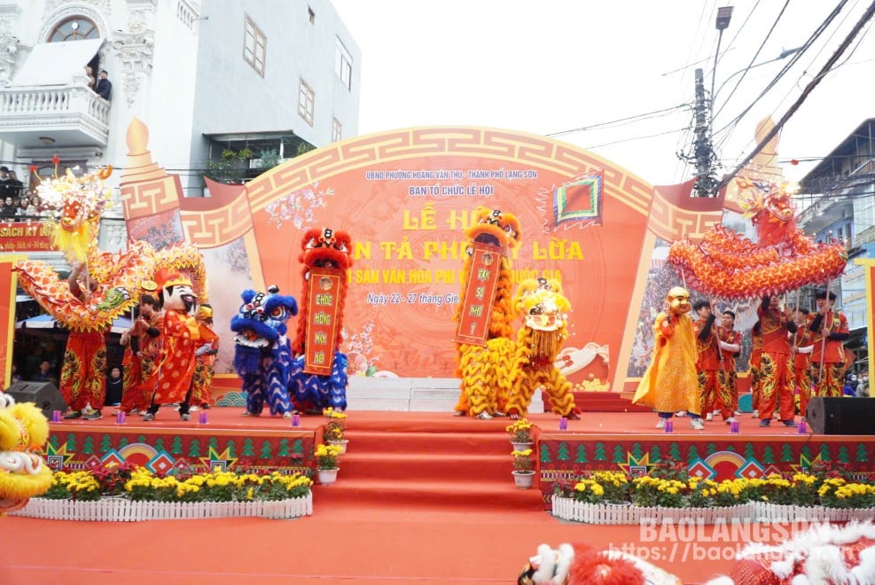 Lion and dragon dance performance to welcome the fireworks festival