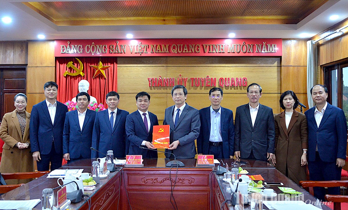 Hội nghị bàn giao nhiệm vụ Bí thư thành ủy Tuyên Quang, nhiệm kỳ 2020-2025