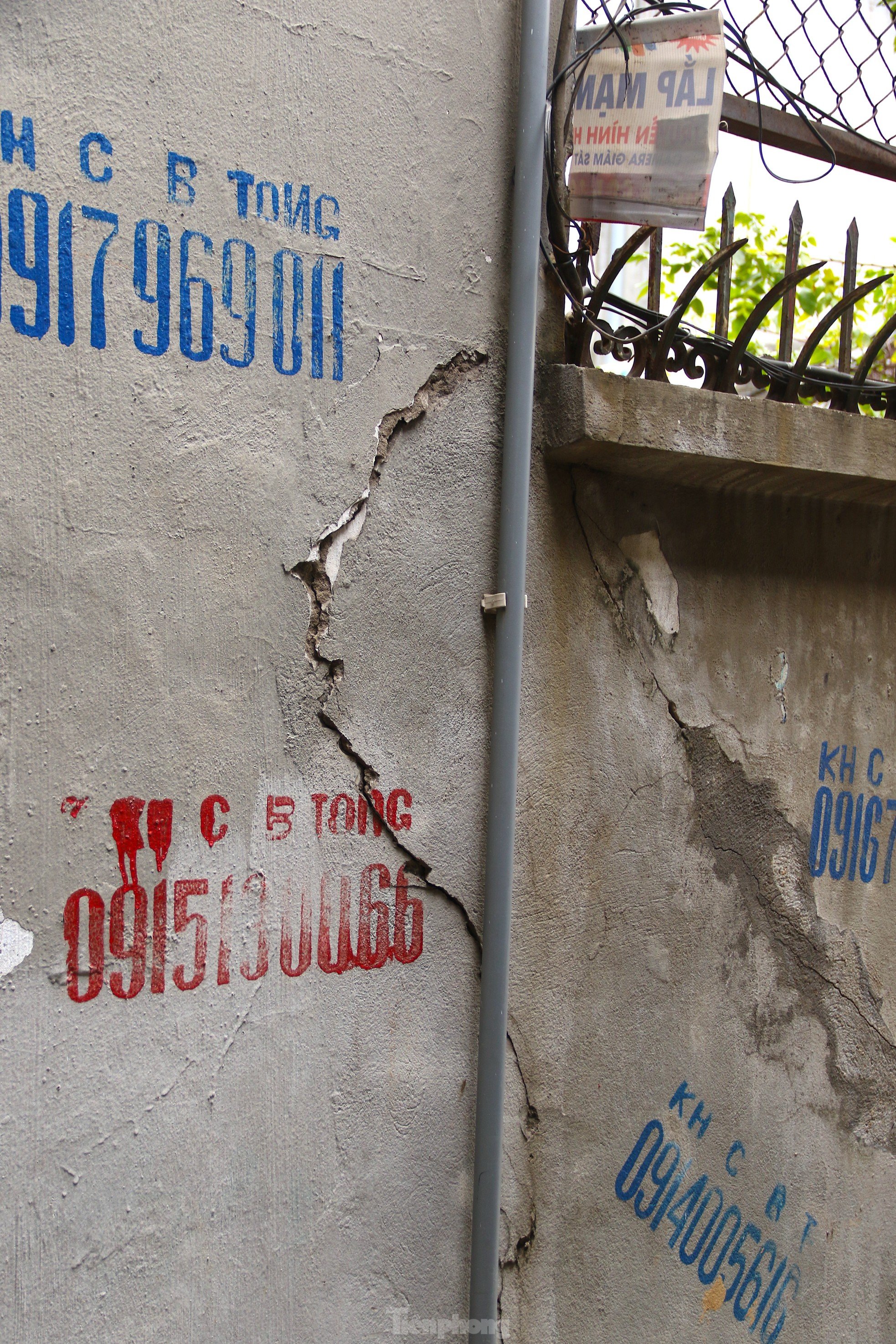 Nahaufnahme von Häusern, die nach einer durch den unterirdischen Bau der U-Bahn-Linie von Hanoi verursachten Bodensenkung umgesiedelt werden. Foto 4