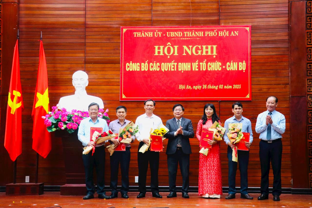 Thường trực Thành ủy Hội An trao quyết định cho các tổ chức cơ sở Đảng vừa mới thành lập sau khi tinh gọn, hợp nhất tại hội nghị công bố các quyết định về tổ chức - cán bộ diễn ra chiều 26/2. Ảnh: QUỐC TUẤN