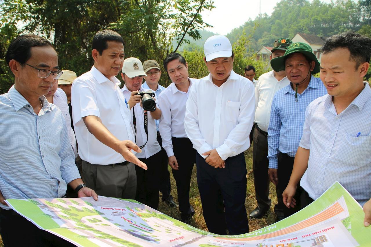 Provincial Party Secretary Luong Nguyen Minh Triet surveyed the selected location to implement the residential arrangement project in the area of ​​Truong Son Dong Street. Photo: D.N