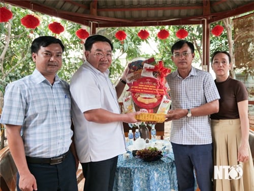 El camarada Trinh Minh Hoang, vicepresidente del Comité Popular Provincial, visitó Ramuwan y le deseó un Feliz Año Nuevo