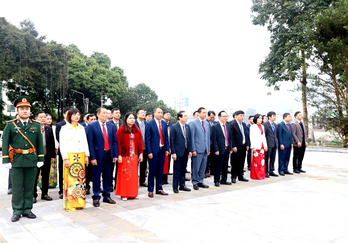 Delegates participated in offering flowers to pay tribute to Uncle Ho in front of the Uncle Ho Statue in the grounds of the Provincial Party Committee headquarters.