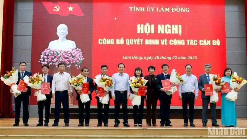 Lam Dong Provincial leaders presented decisions on mobilizing, appointing and assigning leadership and management positions in the locality.