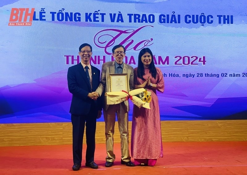 Thanh Hoa 문학 및 예술 잡지에 게재된 Thanh Hoa 시 콘테스트 2024 요약 및 시상식과 Good Short Story 콘테스트 2025 출범