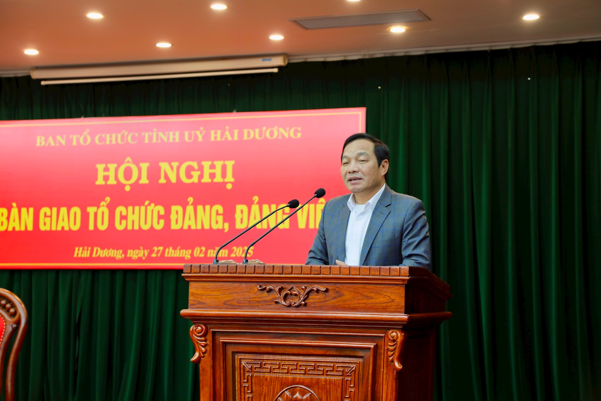 Hai Duong hands over grassroots party organizations and party members after reorganization