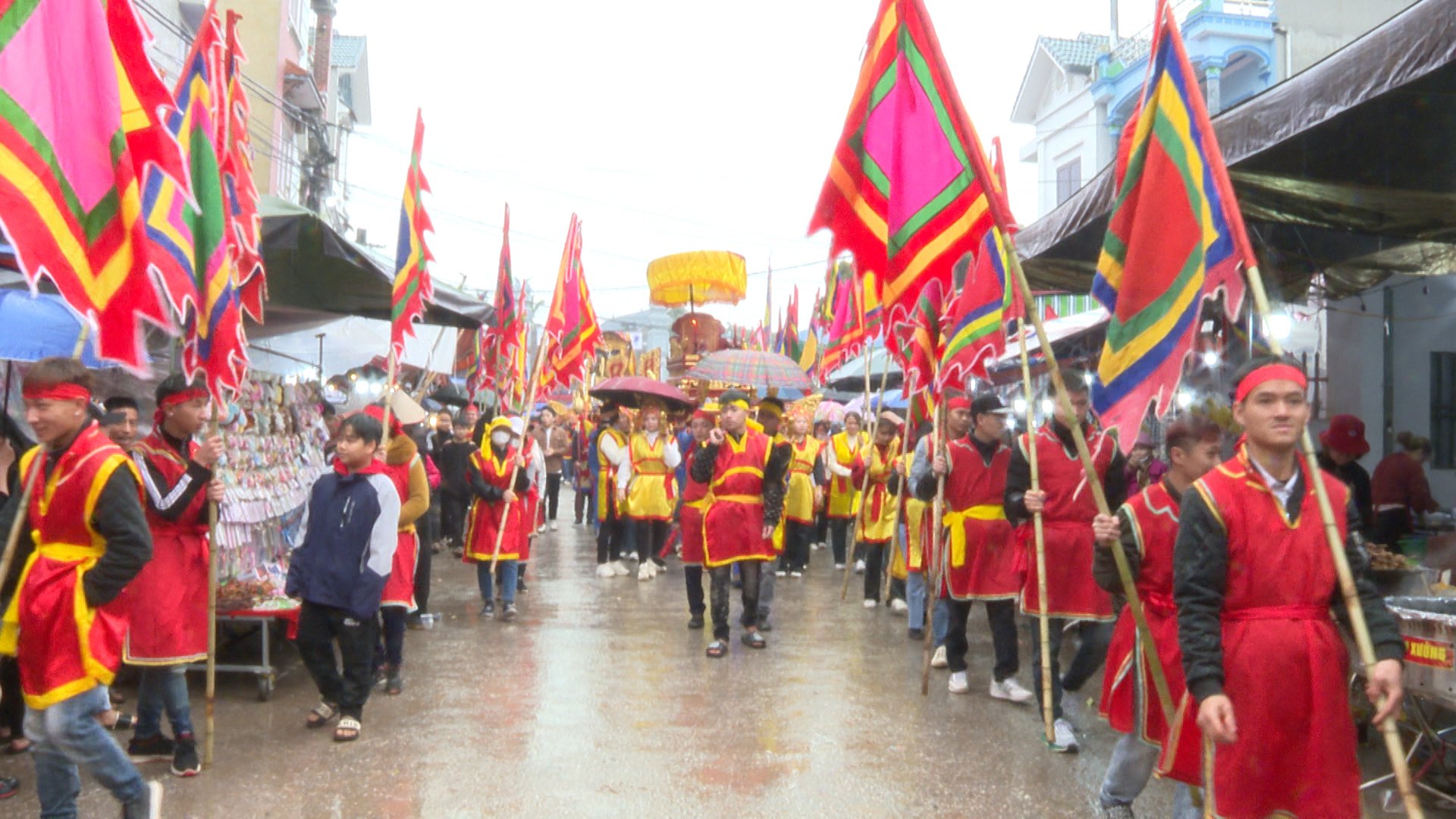 Festival tradicional de procesión de elefantes en la casa comunal de Dao Xa en 2025