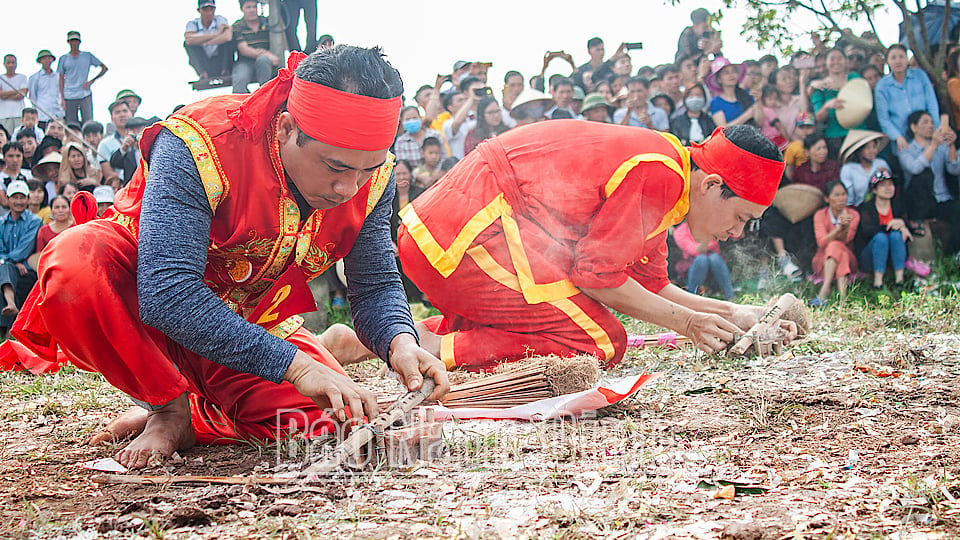 Concours de feu au festival du village de Ngoc Tien, commune de Xuan Hong (Xuan Truong).