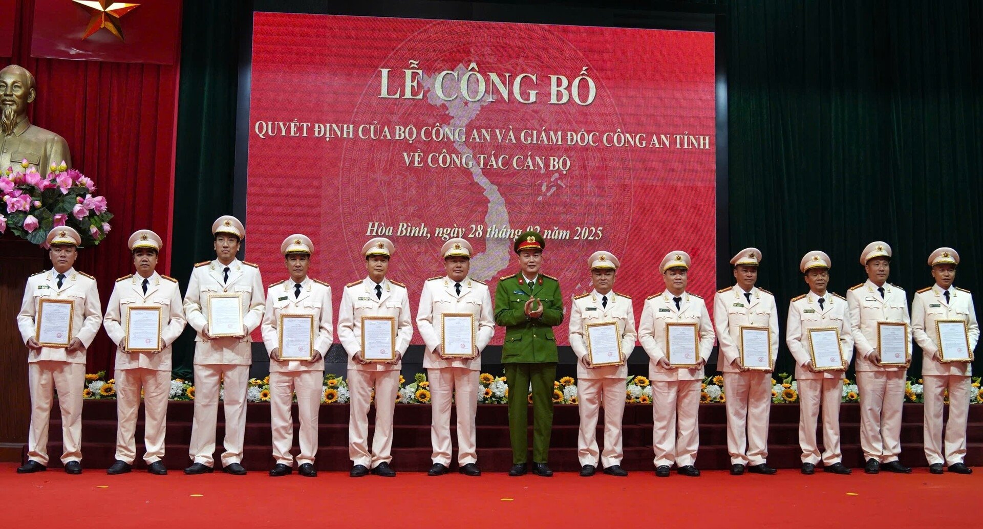 Hoa Binh and Son La dissolve district-level police