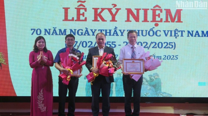 Awarding certificates of merit from the Prime Minister to two Kon Tum medical staff photo 1