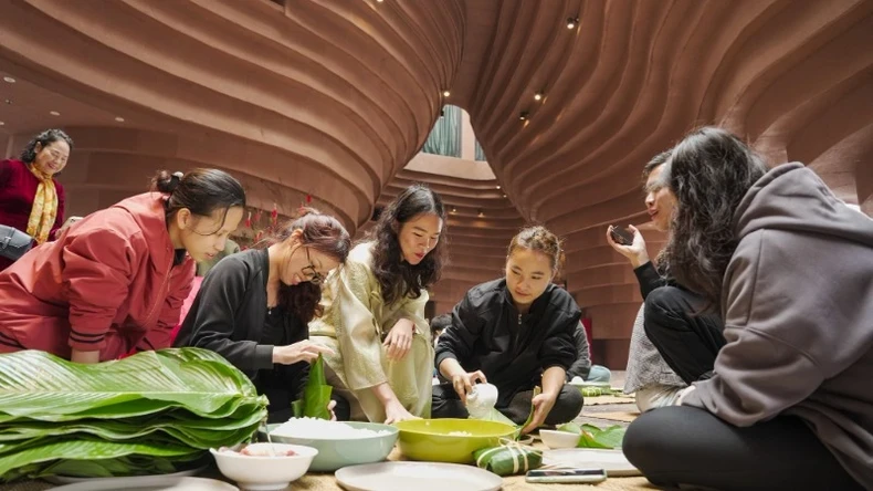 Tet holiday cannot be without the activity of wrapping banh chung.