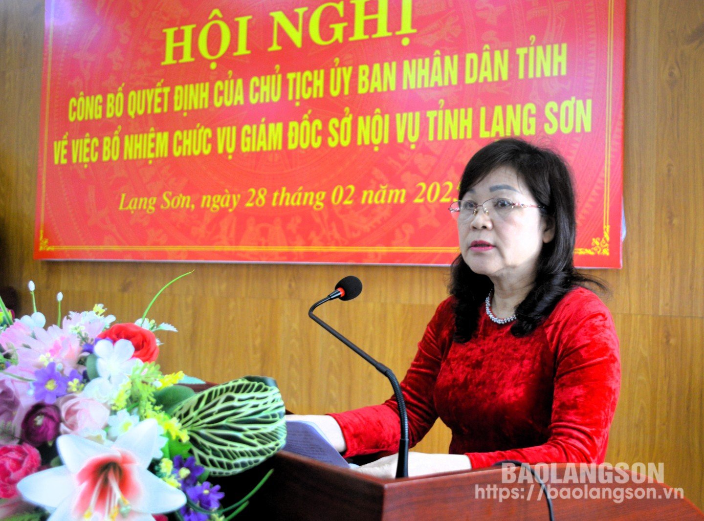 Comrade Hoang Thi Hien, Director of the Department of Home Affairs, gave a speech accepting the assignment.