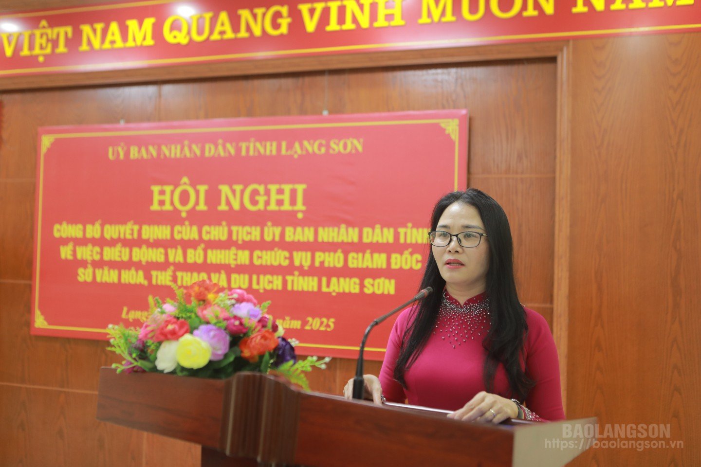 Comrade Le Hai Yen, new Deputy Director of the Department of Culture, Sports and Tourism, gave a speech accepting the new assignment.