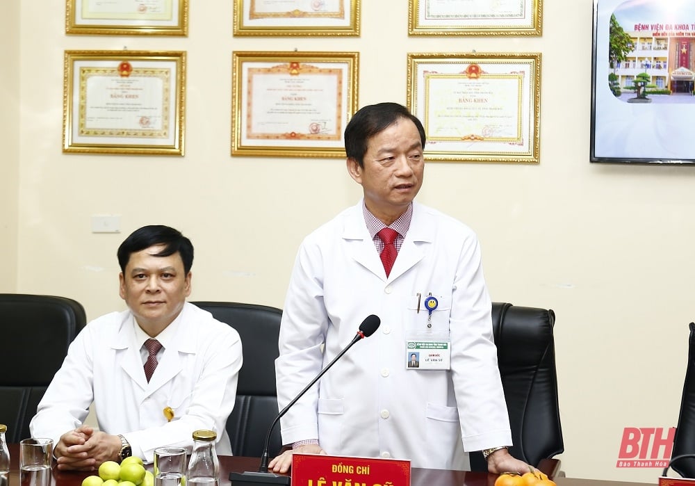 Provincial Party Secretary Nguyen Doan Anh congratulates the health sector on Vietnamese Doctors' Day