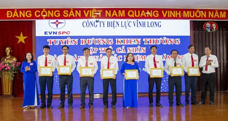 Khen thưởng tập thể, cá nhân đạt thành tích xuất sắc trong công tác năm 2024.