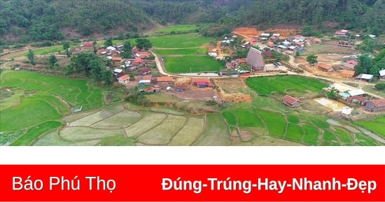 Traditionelles Dorf ethnischer Minderheiten in Kon Tum