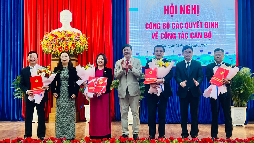 Da Lat City leaders presented decisions on the transfer and appointment of comrades to hold the positions of heads of specialized departments under the City People's Committee.