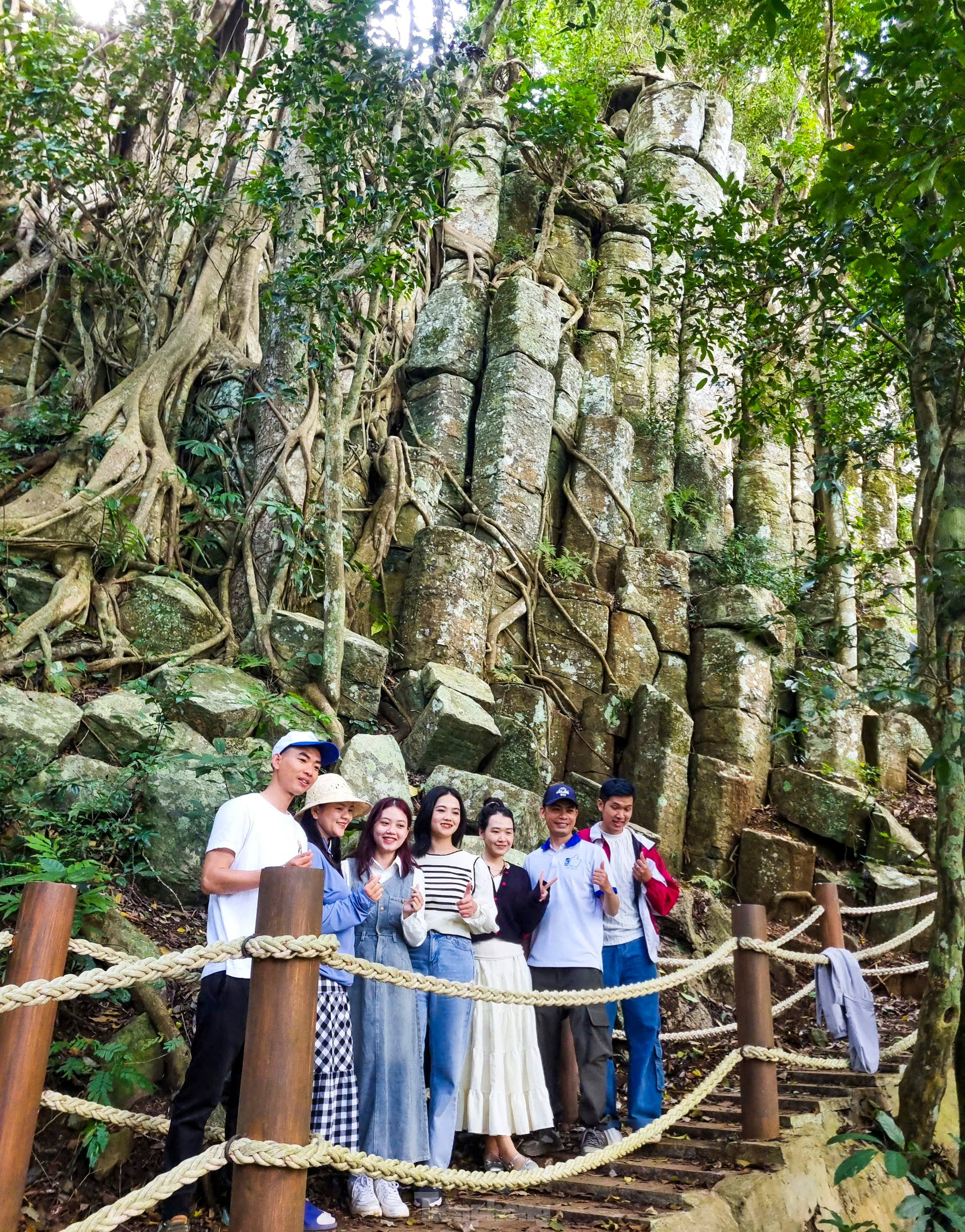 Tourists enjoy going to the 'heaven's gate' to pick strawberries photo 11