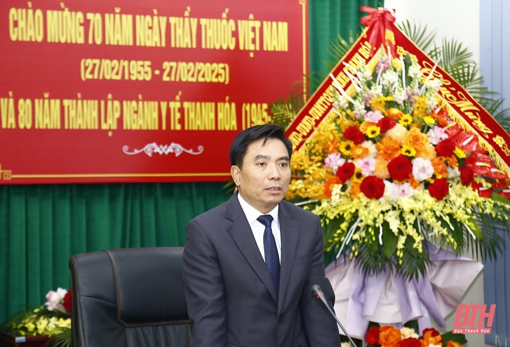 Provincial Party Secretary Nguyen Doan Anh congratulates the health sector on Vietnamese Doctors' Day