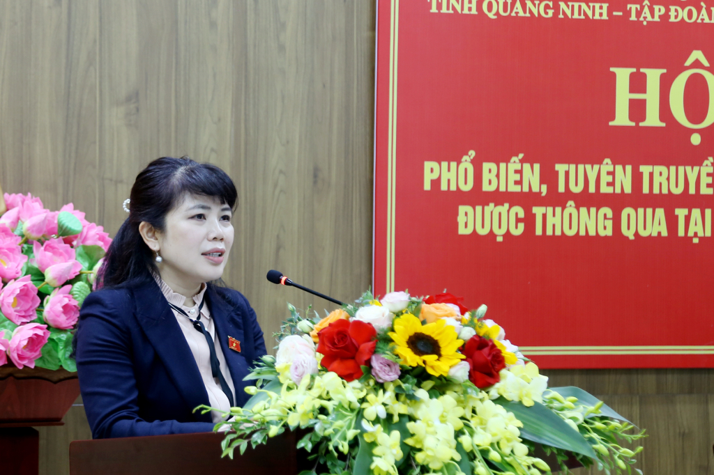 La camarada Nguyen Thi Thu Ha, jefa adjunta de la delegación de la Asamblea Nacional Provincial, pronunció un discurso de clausura en la conferencia.