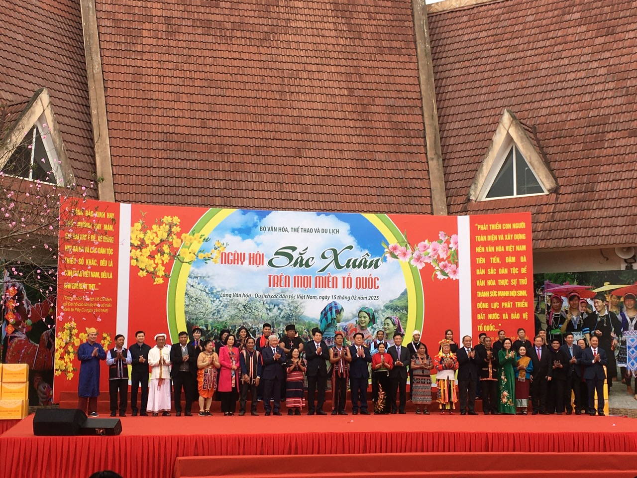 Lai Chau ethnic minority artisans participate in the "Spring Colors Across the Country" Festival in 2025