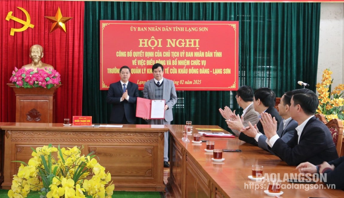 Comrade Doan Thanh Son, Vice Chairman of the Provincial People's Committee, presented the appointment decision to comrade Nguyen Quoc Toan.