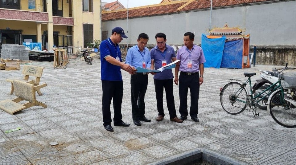 Miembros del Comité de Inspección Popular y del Comité de Supervisión Comunitaria de la aldea de Doai, comuna de Kim No, distrito de Dong Anh supervisan la construcción de la casa cultural.