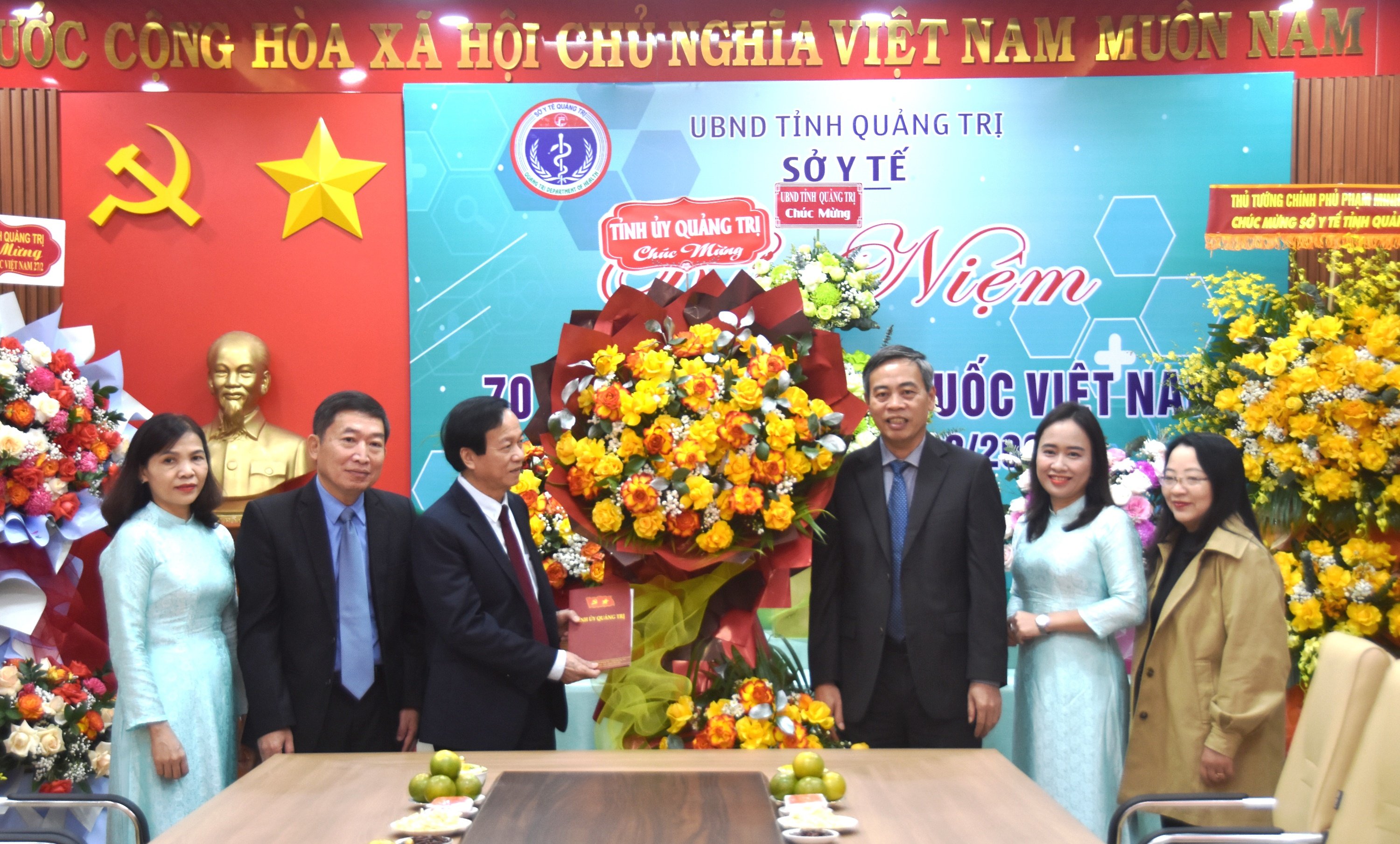 Standing Deputy Secretary of the Provincial Party Committee, Chairman of the Provincial People's Council Nguyen Dang Quang visited and congratulated medical units on Vietnamese Doctors' Day.