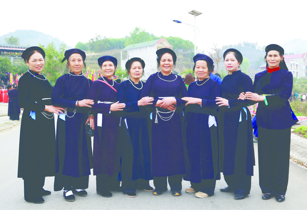 La beauté des costumes des femmes ethniques Tay.