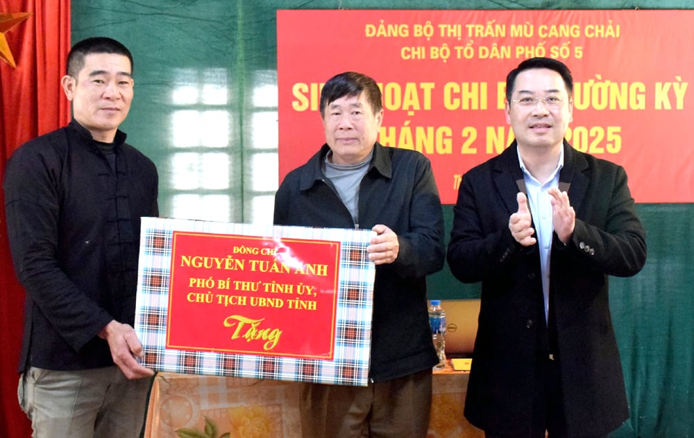 Chairman of the Provincial People's Committee Nguyen Tuan Anh attended the meeting at the Party Cell of Residential Group 5, Mu Cang Chai Town Party Committee.