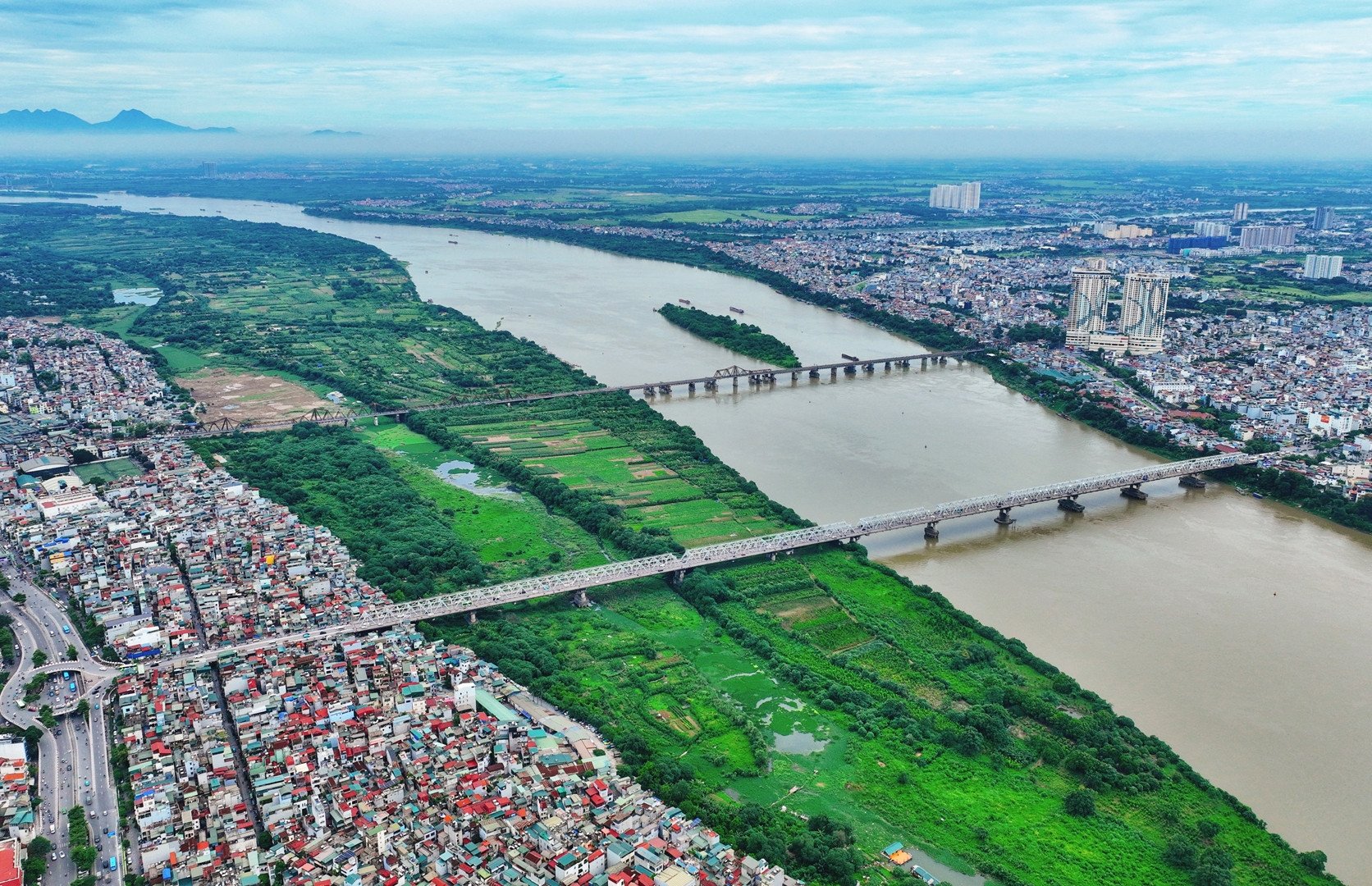 Hanoi builds 3 bridges over the Red River to solve traffic congestion problem in the inner city