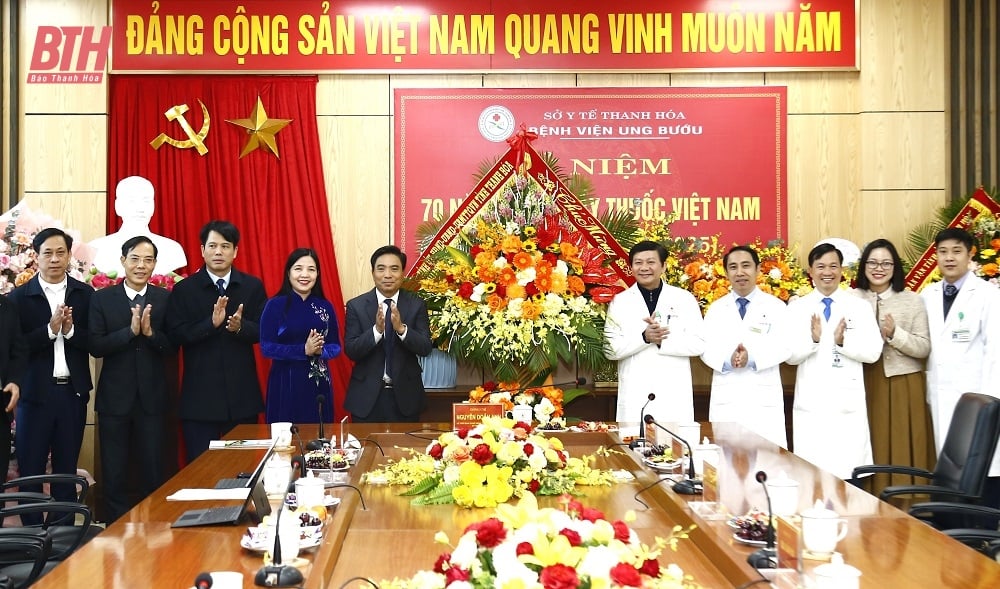 Provincial Party Secretary Nguyen Doan Anh congratulates the health sector on Vietnamese Doctors' Day