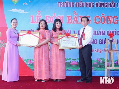 Dong Hai 1 Primary School received certificate of national standard level 1 recognition.