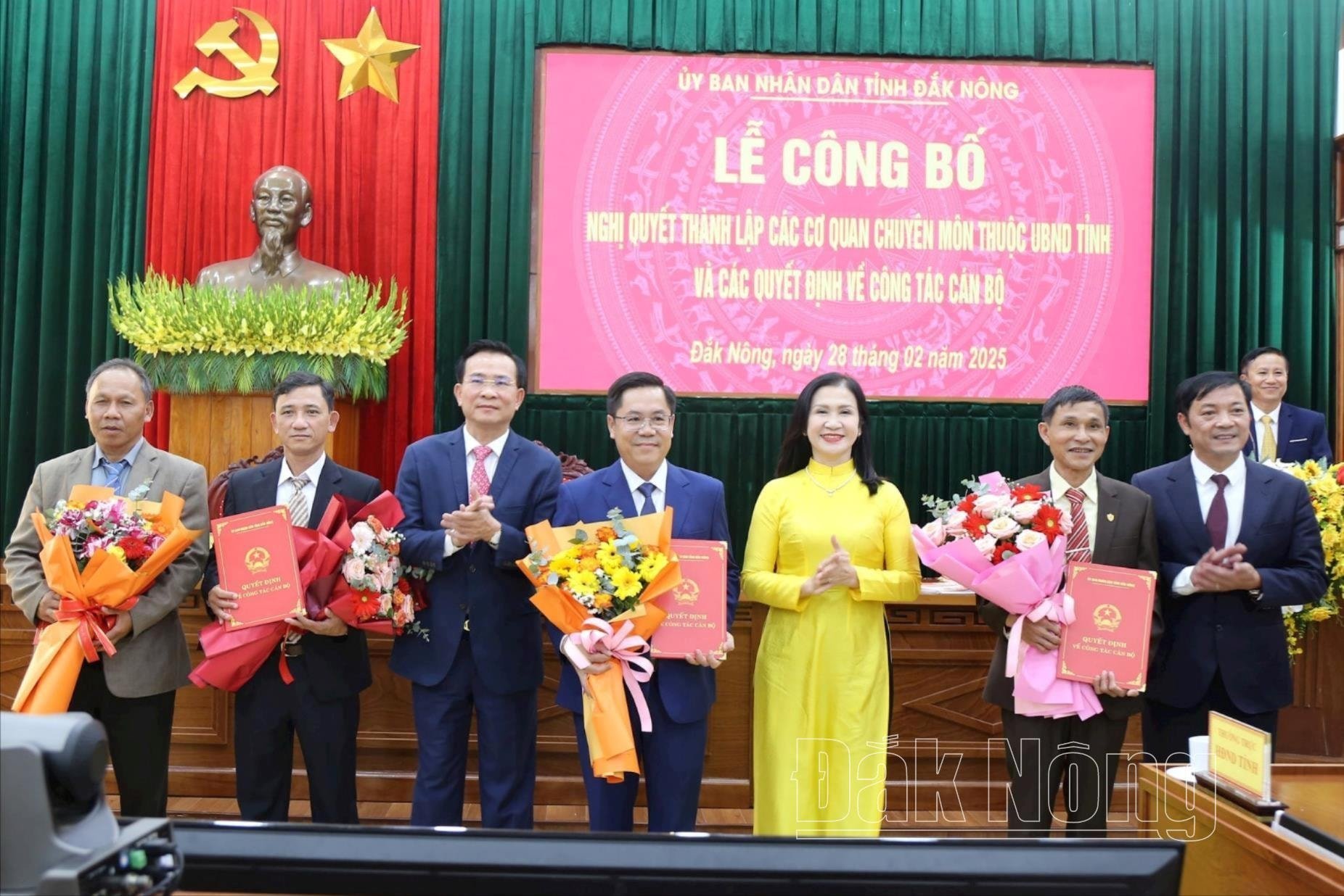 Leaders of Dak Nong Provincial People's Committee presented the decision to establish the Department of Ethnic Minorities and Religions