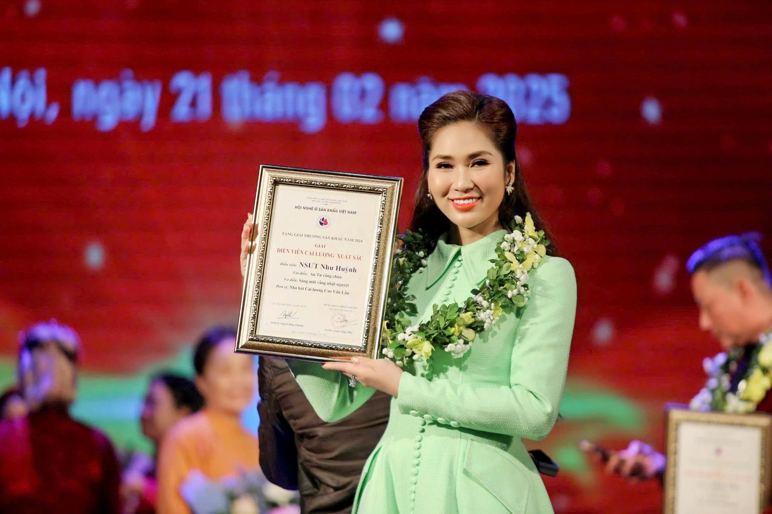 ศิลปินผู้มีเกียรติ Nhu Huynh ได้รับเกียรติเป็น 'นักแสดง Cai Luong ที่ยอดเยี่ยม'