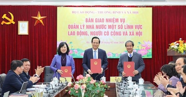 Bộ trưởng các Bộ ký biên bản bàn giao chức năng, nhiệm vụ