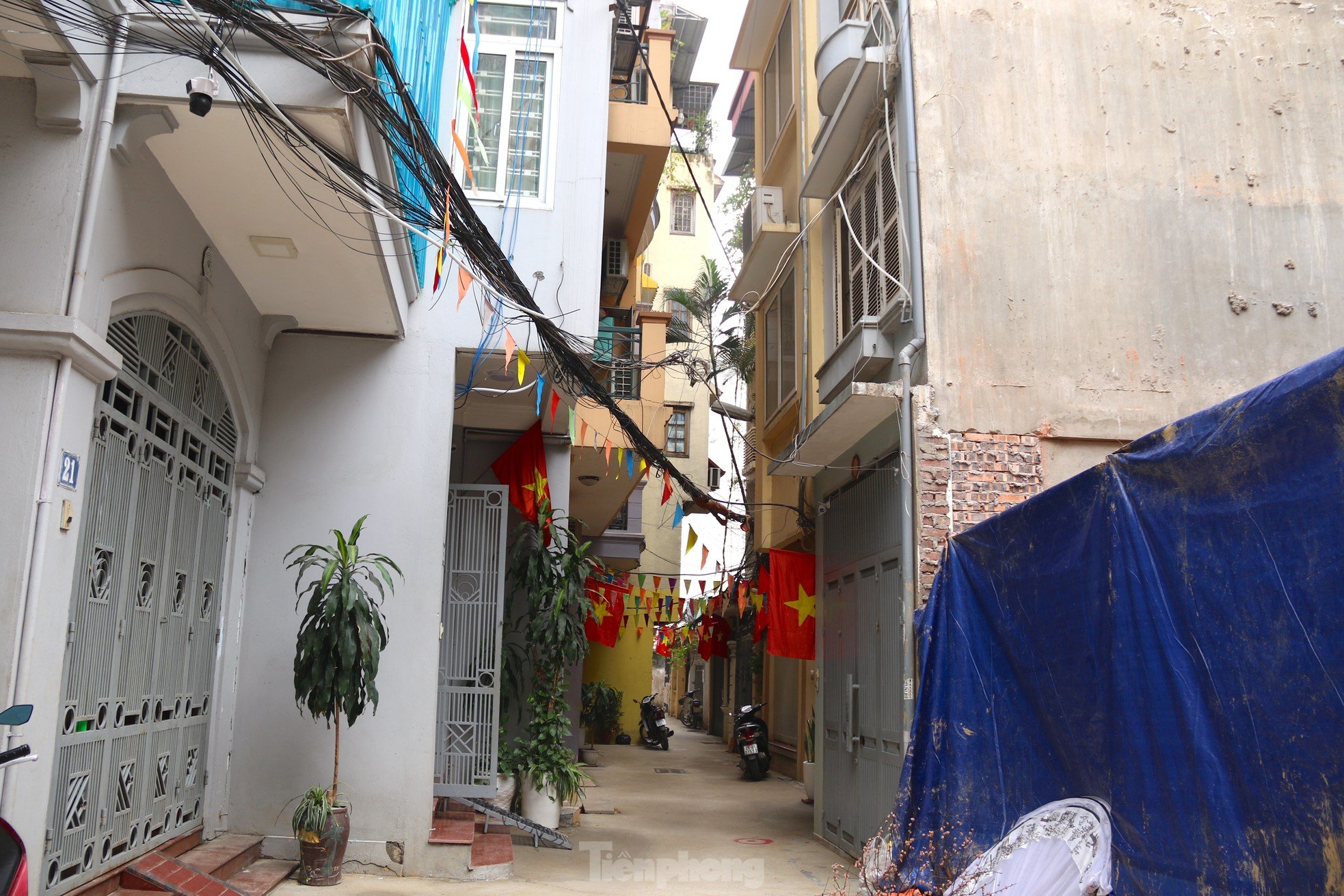 Nahaufnahme von Häusern, die nach einer durch den unterirdischen Bau der U-Bahn-Linie von Hanoi verursachten Bodensenkung umgesiedelt werden. Foto 1