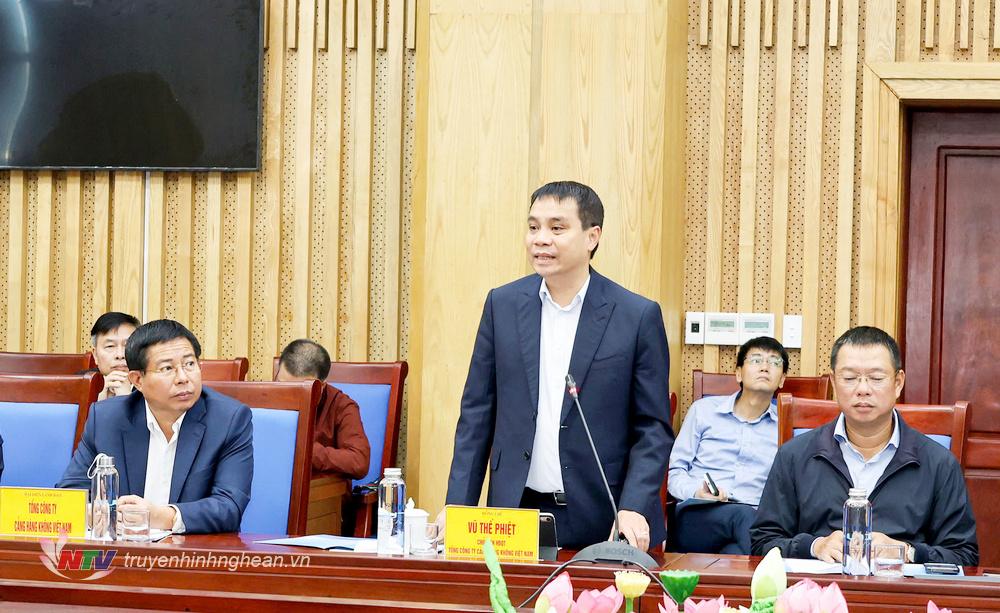 베트남 공항 공사 이사회 회장인 부 더 피엣이 회의에서 연설했습니다.