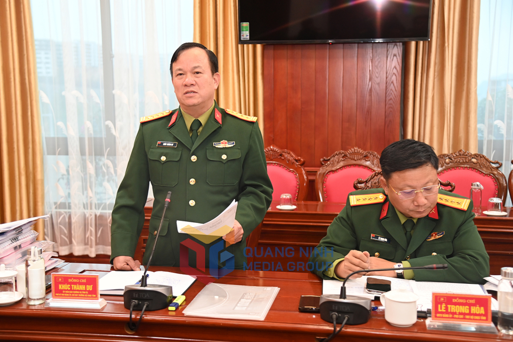 Oberst Khuc Thanh Du, Mitglied des Ständigen Ausschusses der Provinzpartei und Kommandeur des Militärkommandos der Provinz, hielt auf der Konferenz eine Rede zur Leitung der Behörden und Einheiten.