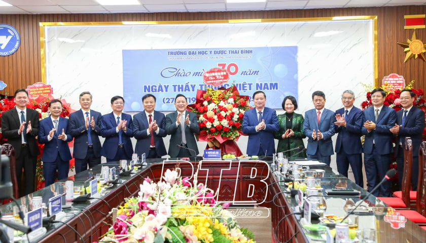 Đồng chí Bí thư Tỉnh ủy: Thăm, chúc mừng một số đơn vị y tế nhân ngày Thầy thuốc Việt Nam