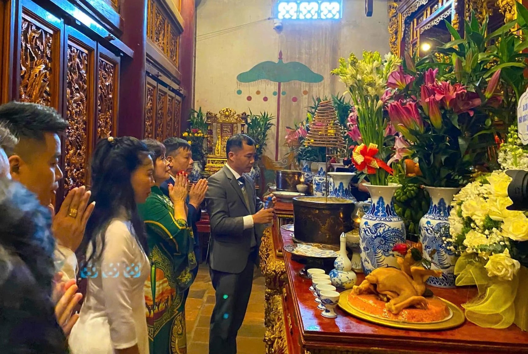 The Global Vietnam National Ancestral Day Project Board offers incense to commemorate the Hung Kings