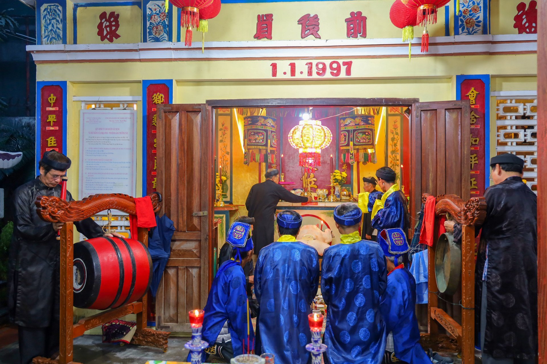 Ceremonia de culto en la casa comunal-mausoleo de Truong Tay.