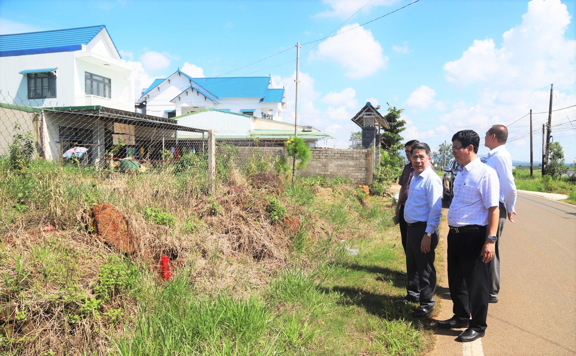 Le président du Comité populaire de la ville de Bao Loc, Ngo Van Ninh, a inspecté la borne frontière à l'intersection de l'autoroute Tan Phu - Bao Loc avec la rue Ly Thai To (commune de Dam Bri)