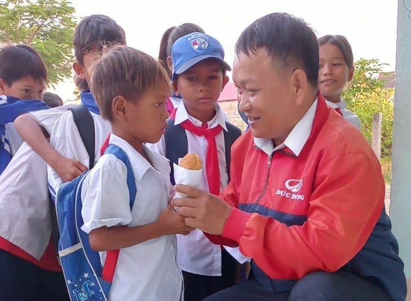 Thầy “Đinh Tùng”, “Tủ bánh mì 0 đồng” và bí quyết “kéo” học sinh bản nghèo đến trường